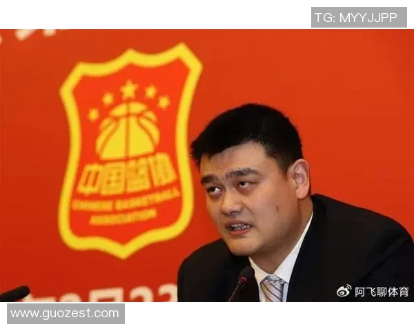 姚明抛高球展现篮球魅力引发全场热烈反响与球迷激情共鸣