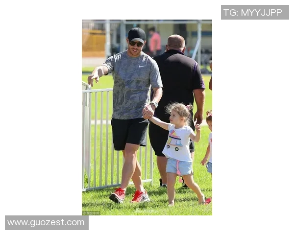 足球明星亲自接孩子放学展现温馨父爱与家庭幸福时光